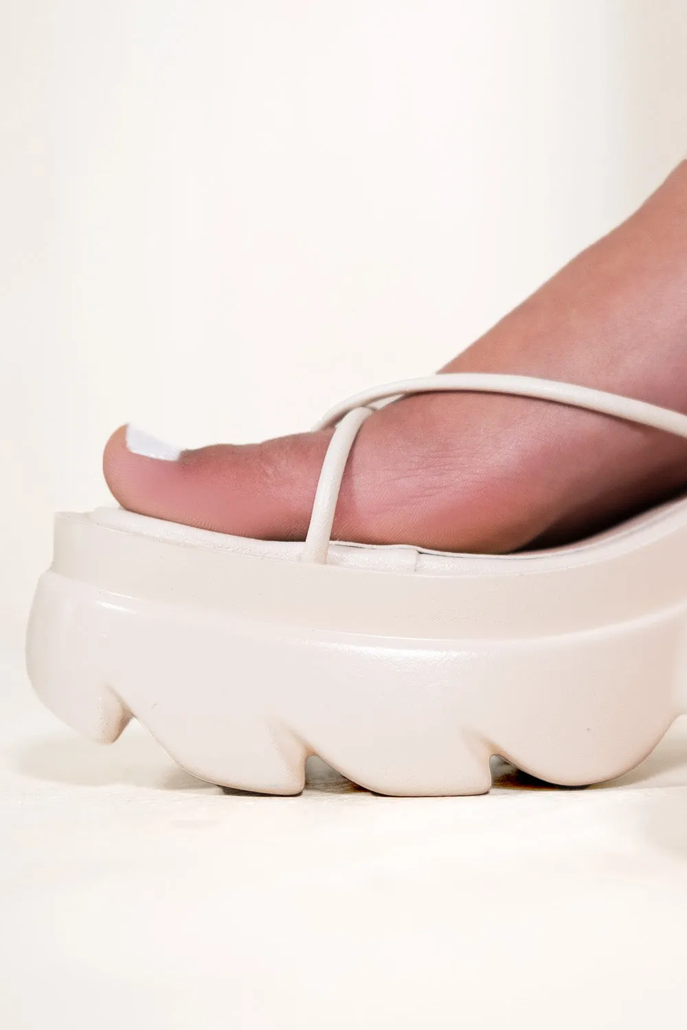 CHUNKY STRAPPY SANDALS WITH TOE THONG & LACE UP DETAILS IN IVORY CREAM FAUX LEATHER